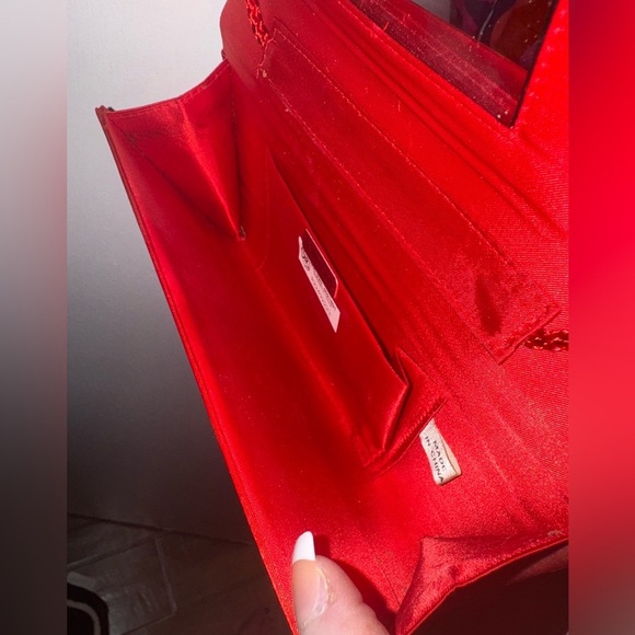 Beautiful Robinson Elegant Red Satin Evening bag with Bow Detail - Picture 4 of 10